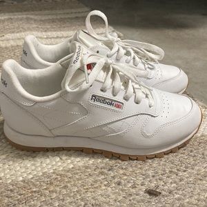 Womens white leather classic Reebok. Great condition! Worn 3 times max